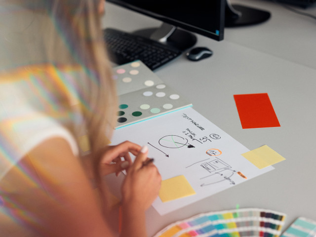 Skizze mit Notizen und Farbmuster auf dem Schreibtisch